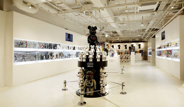 <strong>MEDICOM TOY｜メディコム・トイ</strong><br />「MEDICOM TOY EXHIBITION ’15」　会場全景