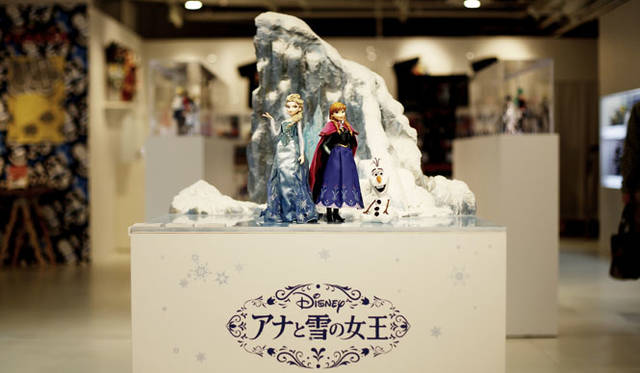 <strong>MEDICOM TOY｜メディコム・トイ</strong><br />「MEDICOM TOY EXHIBITION ’15」　RAH（リアルアクションヒーローズ）「アナと雪の女王」エルサ、アナ、オラフ<br />© Disney
