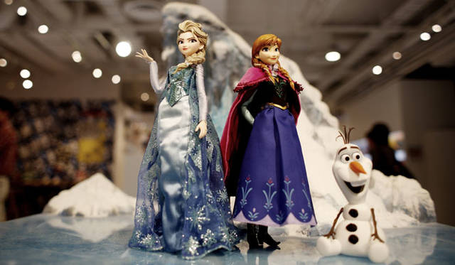 <strong>MEDICOM TOY｜メディコム・トイ</strong><br />「MEDICOM TOY EXHIBITION ’15」　RAH「アナと雪の女王」<br />© Disney