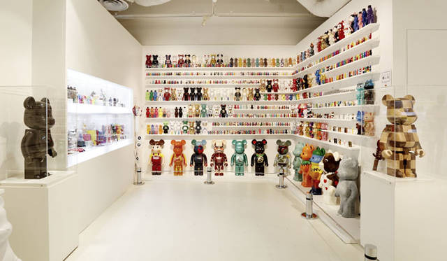 <strong>MEDICOM TOY｜メディコム・トイ</strong><br />「MEDICOM TOY EXHIBITION ’15」　BE@RBRICKコーナー<br />BE@RBRICK ™ & © 2001-2015 MEDICOM TOY CORPORATION. All rights reserved.