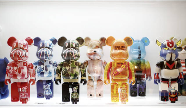 <strong>MEDICOM TOY｜メディコム・トイ</strong><br />「MEDICOM TOY EXHIBITION ’15」　中央／BE＠RBRICK Sex Pistols<br />BE@RBRICK ™ & © 2001-2015　MEDICOM TOY CORPORATION. All rights reserved. <br />© 2015 Sex Pistols Residuals. Under license by Live Nation Marchandise<br />© NOWHERE CO. LTD. <br />© 永井豪／ダイナミック企画<br />© PUSHEAD<br />© TOKYO TOWER