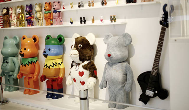 <strong>MEDICOM TOY｜メディコム・トイ</strong><br />「MEDICOM TOY EXHIBITION ’15」　BE@RBRICKコーナー<br />BE@RBRICK ™ & © 2001-2015　MEDICOM TOY CORPORATION. All rights reserved. <br />GREMLINS and all related characters and elements are 　trademarks of and © Warner Bros. Entertainment Inc. <br /> (s15) <br />™ & © [2015] Grateful Dead Productions. All Rights Reserved. <br />www.dead.net