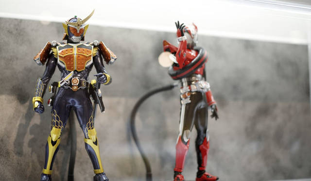 <strong>MEDICOM TOY｜メディコム・トイ</strong><br />「MEDICOM TOY EXHIBITION ’15」　左／RAH GENESIS 仮面ライダー鎧武 オレンジアームズ<br />© 2013 石森プロ・テレビ朝日・ADK・東映<br />© 2014 石森プロ・テレビ朝日・ADK・東映