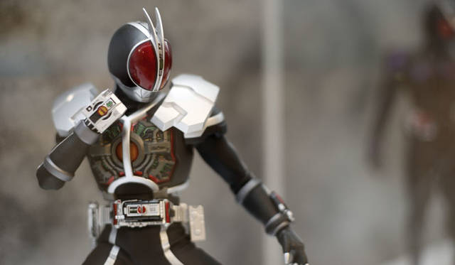 <strong>MEDICOM TOY｜メディコム・トイ</strong><br />「MEDICOM TOY EXHIBITION ’15」　RAH DX 仮面ライダーファイズ アクセルフォーム プレミアムクラブ限定商品<br />© 石森プロ・東映