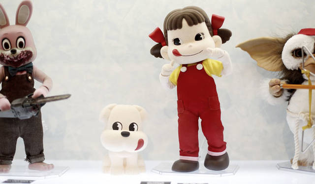 <strong>MEDICOM TOY｜メディコム・トイ</strong><br />「MEDICOM TOY EXHIBITION ’15」　中央／RAH ペコちゃん<br />© FUJIYA