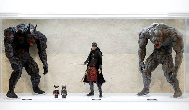 <strong>MEDICOM TOY｜メディコム・トイ</strong><br />「MEDICOM TOY EXHIBITION ’15」　RAH Pepsi「STRONG ZERO」桃太郎、VCD（ヴァイナルコレクティブルドールズ）Pepsi「STRONG ZERO」鬼（NIGHT ATTACK Ver.）<br />© 2015 Suntory Beverage & Food Limited/TUGBOAT/YOMIKO ADVERTISING INC./TOHOKUSHINSHA FILM CORPORATION/Tristone Entertainment Inc. <br />BE@RBRICK ™ & © 2001-2015　MEDICOM TOY CORPORATION. All rights reserved.