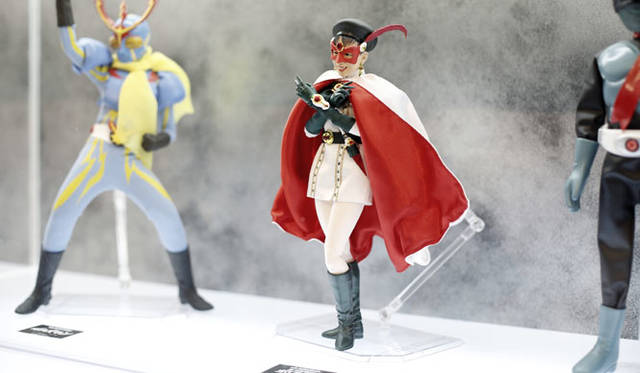 <strong>MEDICOM TOY｜メディコム・トイ</strong><br />「MEDICOM TOY EXHIBITION ’15」　中央／RAH 美少女仮面ポワトリン プレミアムクラブ限定商品<br />© 石森プロ・東映