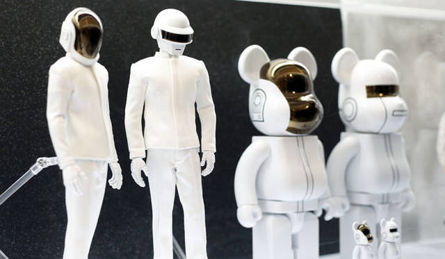 <strong>MEDICOM TOY｜メディコム・トイ</strong><br />「MEDICOM TOY EXHIBITION ’15」　左／RAH DAFT PUNK（WHITE ver.）GUY-MANUEL de HOMEM-CHRISTO、RAH DAFT PUNK（WHITE ver.）THOMAS BANGALTER、右／BE＠RBRICK DAFT PUNK WHITE SUITS 400％、100％<br />© DAFT LIFE LTD. <br />BE@RBRICK ™ & © 2001-2015　MEDICOM TOY CORPORATION. All rights reserved.