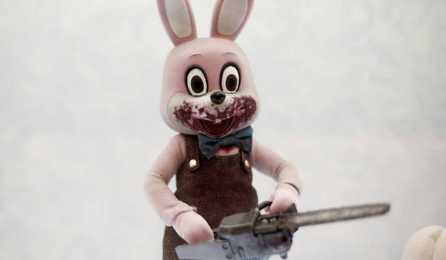 <strong>MEDICOM TOY｜メディコム・トイ</strong><br />「MEDICOM TOY EXHIBITION ’15」　RAH Robbie the Rabbit<br />© Konami Digital Entertainment