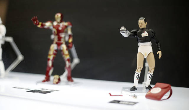 <strong>MEDICOM TOY｜メディコム・トイ</strong><br />「MEDICOM TOY EXHIBITION '15」　左／MAFEX ダウンタウンのごっつええ感じ
