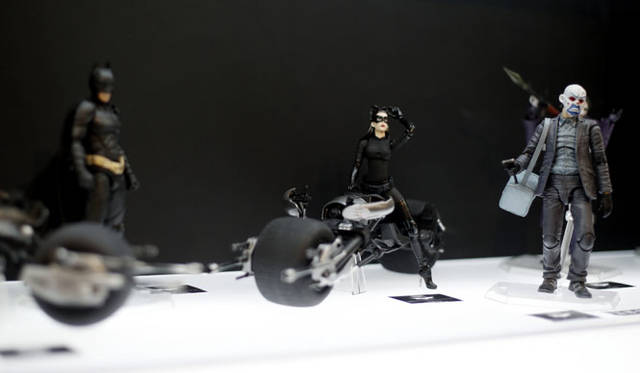 <strong>MEDICOM TOY｜メディコム・トイ</strong><br />「MEDICOM TOY EXHIBITION ’15」　右／MAFEX THE JOKER（銀行強盗版）、中央／MAFEX SELINA KYLE、MAFEX BATPOD<br />BATMAN and all related characters and elements are trademarks of and © DC Comics. <br />(s15)