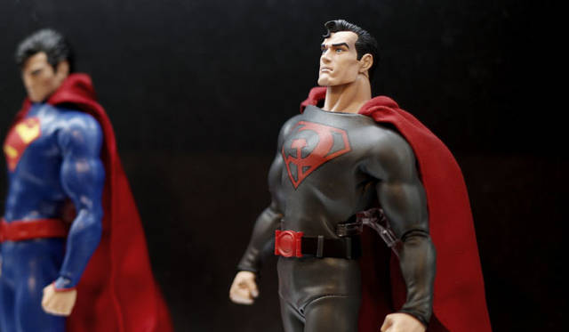 <strong>MEDICOM TOY｜メディコム・トイ</strong><br />「MEDICOM TOY EXHIBITION ’15」　RAH スーパーマン（THE NEW52 Ver.）、RAH スーパーマン（REDSON Ver.）<br />SUPERMAN and all related characters and elements are trademarks of and © DC Comics. <br /> (s15)