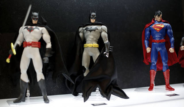 <strong>MEDICOM TOY｜メディコム・トイ</strong><br />「MEDICOM TOY EXHIBITION ’15」　RAH バットマン（THE NEW52 Ver.）RAH バットマン（FLASHPOINT Ver.）<br />BATMAN and all related characters and elements are trademarks of and © DC Comics. <br />(s15)