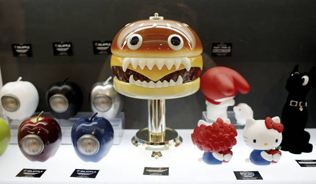 <strong>MEDICOM TOY｜メディコム・トイ</strong><br />「MEDICOM TOY EXHIBITION ’15」　中央／UNDERCOVER JUN TAKAHASHI 「UC HAMBURGER LAMP」<br />© 1976, 2014 SANRIO CO., LTD. APPROVAL NO.S551858