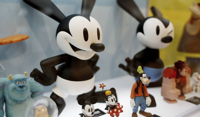 <strong>MEDICOM TOY｜メディコム・トイ</strong><br />「MEDICOM TOY EXHIBITION ’15」　中央手前／UDF Disney スタンダードキャラクターズ<br />© Disney<br />© Disney/Pixar