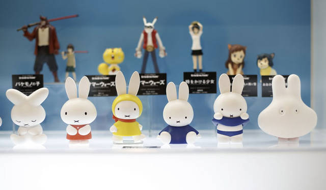 <strong>MEDICOM TOY｜メディコム・トイ</strong><br />「MEDICOM TOY EXHIBITION ’15」　手前／UDF ミッフィー、奥／UDF 「スタジオ地図」作品<br />© Mercis bv<br />© 2006 TK/FP<br />© 2015 B.B.F.P<br />© 2009 SW F.P. <br />© 2012 W.C.F.P