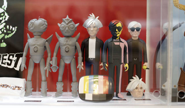 <strong>MEDICOM TOY｜メディコム・トイ</strong><br />「MEDICOM TOY EXHIBITION ’15」　太陽系宇宙防衛隊 アストロミュー5 デビルバドー、太陽系宇宙防衛隊 アストロミュー5 ウルトラ・アース、アンディ・ウォーホル 80’s STYLE Ver.、アンディ・ウォーホル シルクスクリーン グリーンVer.、アンディ・ウォーホル ネイビーVer. <br />© /®/ ™ The Andy Warhol Foundation for the Visual Arts, Inc. <br />© 中嶋コーポレーション