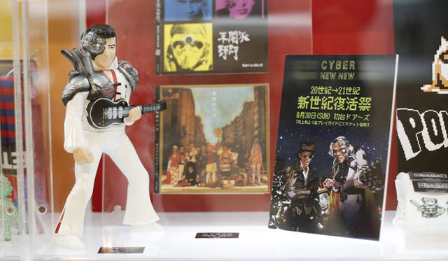 <strong>MEDICOM TOY｜メディコム・トイ</strong><br />「MEDICOM TOY EXHIBITION ’15」　ダイナマイトコレクション メカ・エルビス人形<br />© メカ・エルビス