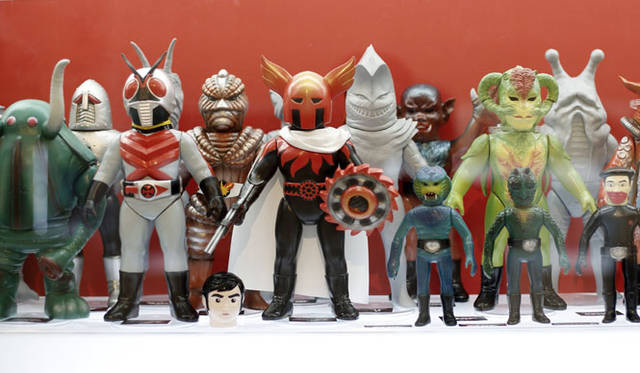 <strong>MEDICOM TOY｜メディコム・トイ</strong><br />「MEDICOM TOY EXHIBITION ’15」　東映レトロソフビコレクション<br />© 石森プロ・東映