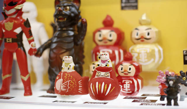 <strong>MEDICOM TOY｜メディコム・トイ</strong><br />「MEDICOM TOY EXHIBITION ’15」　達磨乗り、鯛乗り<br />© SAORI HONMA