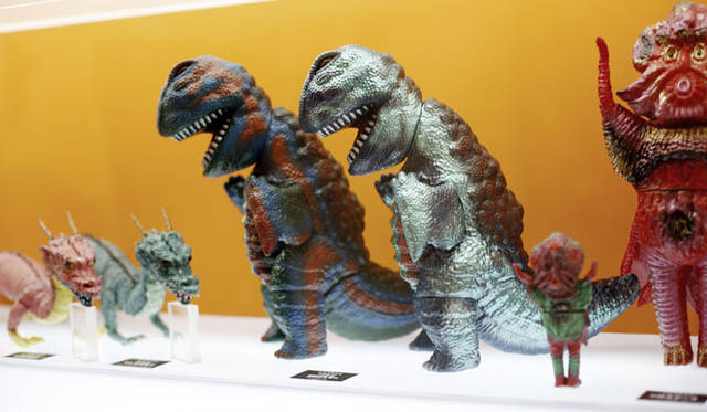 <strong>MEDICOM TOY｜メディコム・トイ</strong><br />「MEDICOM TOY EXHIBITION ’15」　ソフビ 安楽安作アイテム<br />© 安楽安作