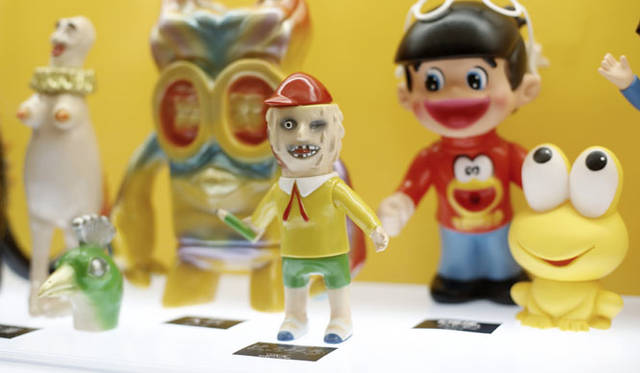 <strong>MEDICOM TOY｜メディコム・トイ</strong><br />「MEDICOM TOY EXHIBITION ’15」　中央／とろみ君（1期）<br />© YOSHIMOTO KOGYO