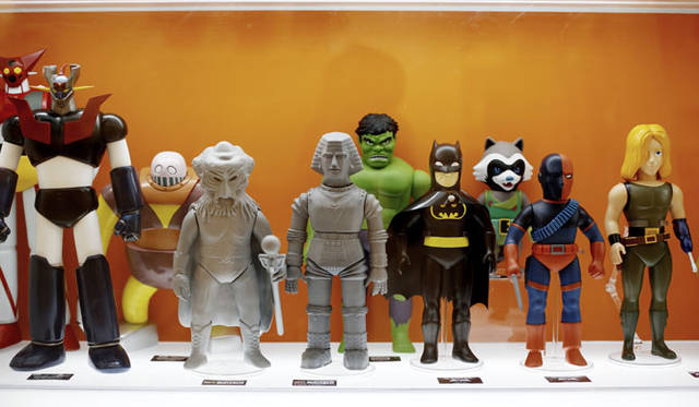 <strong>MEDICOM TOY｜メディコム・トイ</strong><br />「MEDICOM TOY EXHIBITION ’15」　中央／ジャイアントロボ ギロチン帝王、ジャイアントロボ ジャイアントロボ<br />© 2015 Kingdom Come Limited. Al Rights Reserved. <br />© BUICHI TERASAWA / A-GIRL RIGHTS<br />© MARVEL<br />BATMAN and all related characters and elements are trademarks of and © DC Comics. <br />(s15) <br />© 永井豪・石川賢／ダイナミック企画<br />© 永井豪／ダイナミック企画<br />© 光プロ