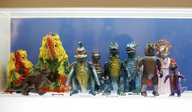 <strong>MEDICOM TOY｜メディコム・トイ</strong><br />「MEDICOM TOY EXHIBITION ’15」　左／ゴジラ CCP ヘドラ（上陸期）<br />™ & © TOHO CO., LTD. <br />© 円谷プロ