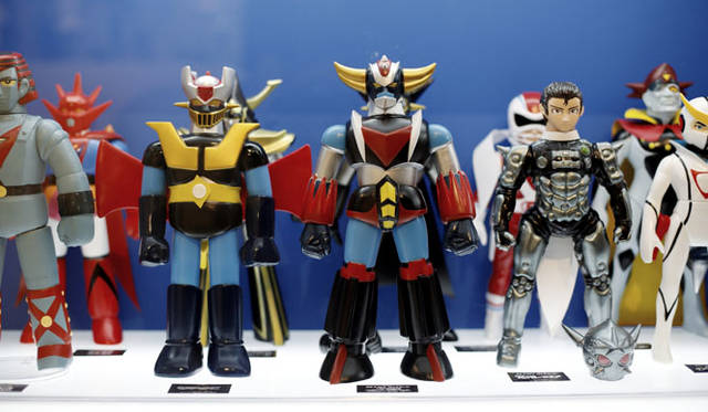 <strong>MEDICOM TOY｜メディコム・トイ</strong><br />「MEDICOM TOY EXHIBITION ’15」　中央／UFOロボ グレンダイザー（レトロカラー）<br />© 永井豪／ダイナミック企画<br />© 山口貴由（秋田書店）<br />© TV TOKYO