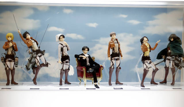 <strong>MEDICOM TOY｜メディコム・トイ</strong><br />「MEDICOM TOY EXHIBITION ’15」　RAH 『進撃の巨人』シリーズ<br />© 諫山創・講談社／「進撃の巨人」製作委員会