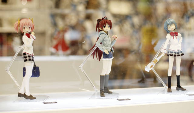 <strong>MEDICOM TOY｜メディコム・トイ</strong><br />「MEDICOM TOY EXHIBITION ’15」　左／RAH 鹿目まどか 制服ver.1.5 プレミアムクラブ限定商品、中／RAH 佐倉杏子 私服ver. WF2015夏記念商品、右／RAH 美樹さやか 制服ver. WF2015夏記念商品<br />© Magica Quartet/Aniplex・Madoka Movie Project Rebellion