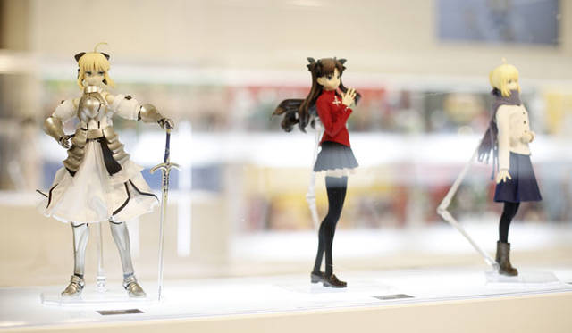 <strong>MEDICOM TOY｜メディコム・トイ</strong><br />「MEDICOM TOY EXHIBITION ’15」　左／RAH セイバー・リリィ、中／RAH 遠坂凛、右／RAH セイバー 私服ver. プレミアムクラブ限定商品<br />© TYPE-MOON・ufotable・FSNP<br />© TYPE-MOON