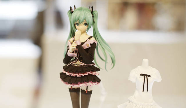 <strong>MEDICOM TOY｜メディコム・トイ</strong><br />「MEDICOM TOY EXHIBITION ’15」　RAH 初音ミク-Project DIVA-F ハニーウィップ（デラックスver.）<br />© SEGA / © Crypton Future Media, INC. www.piapro.net