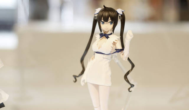 <strong>MEDICOM TOY｜メディコム・トイ</strong><br />「MEDICOM TOY EXHIBITION ’15」　RAH ヘスティア<br />© 大森藤ノ・SBクリエイティブ／ダンまち製作委員会