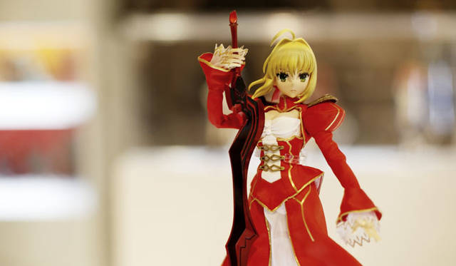 <strong>MEDICOM TOY｜メディコム・トイ</strong><br />「MEDICOM TOY EXHIBITION ’15」　RAH セイバーエクストラ<br />© TYPE-MOON  © Marvelous Inc.