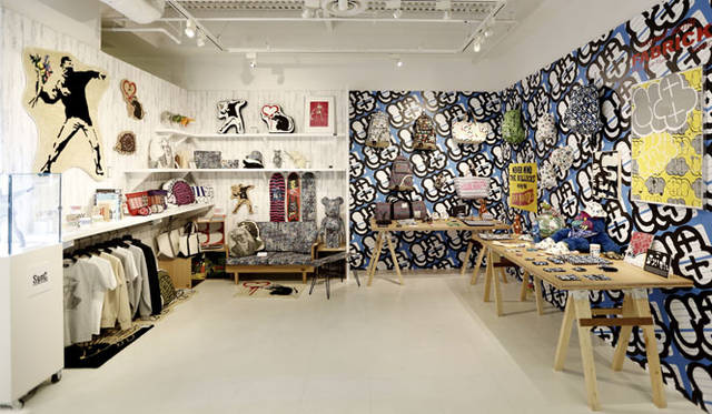 <strong>MEDICOM TOY｜メディコム・トイ</strong><br />「MEDICOM TOY EXHIBITION ’15」　「FABRICK」2015-16年秋冬コレクション展示スペース<br />Sync. ™ & © 2013-2015 MEDICOM TOY CORPORATION. All rights reserved. <br />MEDICOM TOY LIFE Entertainment ™ & © 2005-2015 MEDICOM TOY CORPORATION. All rights reserved.