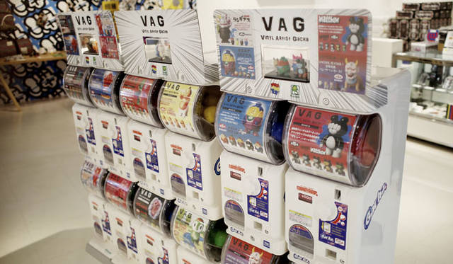 <strong>MEDICOM TOY｜メディコム・トイ</strong><br />「MEDICOM TOY EXHIBITION ’15」　VAG（VINYL ARTIST GACHA）<br />© RESTORE<br />© ZOLLMEN<br />© INSTINCTOY<br />© SUNGUTS<br />© STEAK CO.,LTD. All Rights Reserved. <br />© BRIDGE SHIP HOUSE<br />© T9G<br />© MIROCK TOY