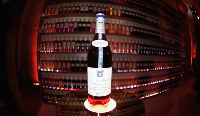 <strong>MARTELL｜マーテル</strong><br />マーテル コルドン ブルーが醸し出す高級感はそのままに、現行品よりもスリムなボトルで登場。「マーテル コルドン ブルー 300周年 リミテッド・エディション」