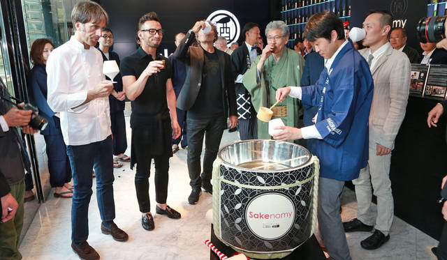 <strong>SAKENOMY｜サケノミー</strong><br />日本酒バー「SAKENOMY Project supported by e仕事」では、日本酒、焼酎などを造る蔵元による酒のサービスや日本文化の伝達を目的とした伝統工芸品の展示やイベントも開催