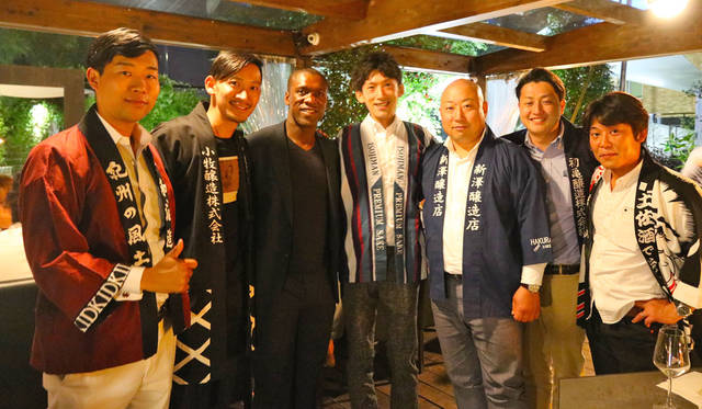 <strong>SAKENOMY｜サケノミー</strong><br />セードルフ氏をはじめ、ファッションデザイナーのニール バレット氏やデザイナーの森田恭通氏らも駆けつけ、レストラン内で本マグロの解体ショーを開催