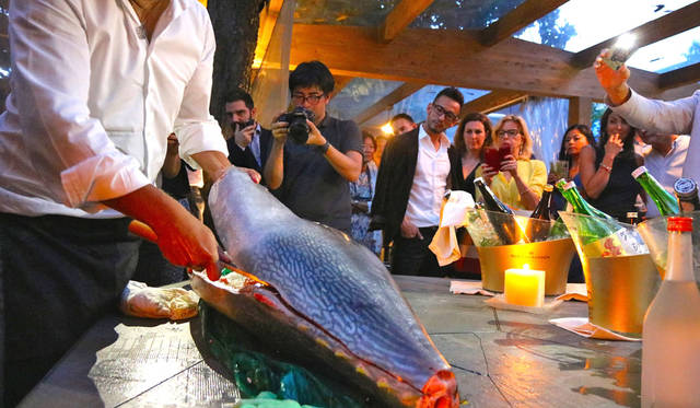 <strong>SAKENOMY｜サケノミー</strong><br />元ACミランのクラレンス・セードルフ氏が経営する人気の和食レストラン「Finger’s Garden（フィンガーズガーデン）」で「マグロ×日本酒」イベントを実施