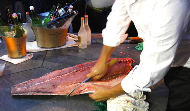 <strong>SAKENOMY｜サケノミー</strong><br />元ACミランのクラレンス・セードルフ氏が経営する人気の和食レストラン「Finger’s Garden（フィンガーズガーデン）」で「マグロ×日本酒」イベントを実施