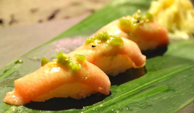 <strong>SAKENOMY｜サケノミー</strong><br />マグロの刺身やトロのにぎり寿司をサービス