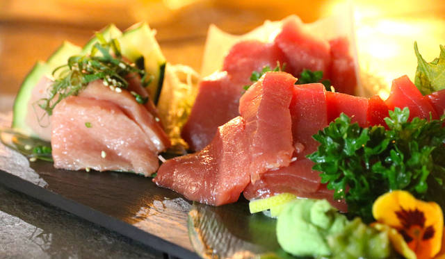 <strong>SAKENOMY｜サケノミー</strong><br />マグロの刺身やトロのにぎり寿司をサービス
