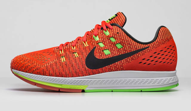 <strong>NIKE｜ナイキ</strong><br />「NIKE AIR ZOOM STRUCTURE 19（ナイキ エア ズーム ストラクチャー 19）1万1880円（10月1日（木）発売予定）