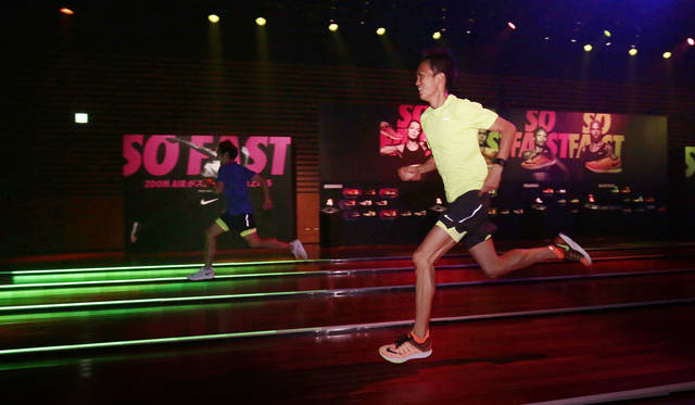 <strong>NIKE｜ナイキ</strong><br />大迫選手の日本記録をバーチャルで表現した特設トラックで、大迫選手本人と為末大氏の実走トライアルがおこなわれた