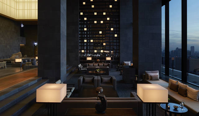 <strong>AMAN TOKYO｜アマン東京</strong><br />アマン東京33階「ザ・ラウンジ by アマン」