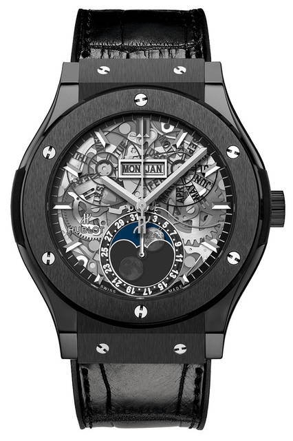精悍なオールブラック仕様に精緻なフルスケルトンの月齢表示機構を搭載。<br /><br /><strong>アエロ フュージョン ムーンフェイズ<br />ブラックマジック</strong><br />ケース｜ブラックセラミック<br />ベゼル｜ブラックセラミック<br />直径｜45mm<br />ムーブメント｜自動巻き（Cal.HUB1131）<br />機能｜ムーンフェイズ、トリプルカレンダー（月・曜日・日付表示）<br />ストラップ｜ブラックラバーアリゲーター<br />防水｜5気圧<br />価格｜204万1200円<br />