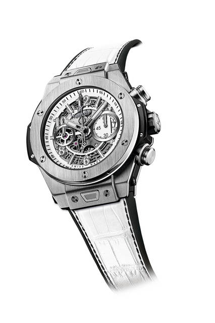 <strong>ビッグ・バン ウニコ チタニウム ホワイト</strong><br />ケース｜チタン（サテン仕上げ）<br />ベゼル｜チタン<br />直径｜45mm<br />ムーブメント｜自動巻き（Cal.HUB1242）<br />機能｜クロノグラフ（30分積算計）、日付表示<br />ストラップ｜ホワイトグミアリゲーター×ブラックラバー<br />防水｜10気圧<br />価格｜220万3200円<br />