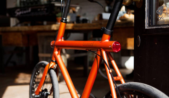 Tシリーズ「T COPPER 20”」。テールランプをトップチューブ後方に内蔵。12万円